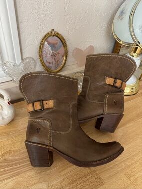 Frye leather engineer boots size 7.5 giving effortless western, indie sleaze